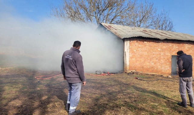 Samanlık yangını itfaiye ekiplerince söndürüldü