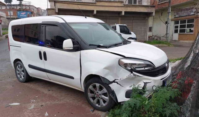 Samsun'da hafif ticari araç ile otomobil çarpıştı: 1 yaralı