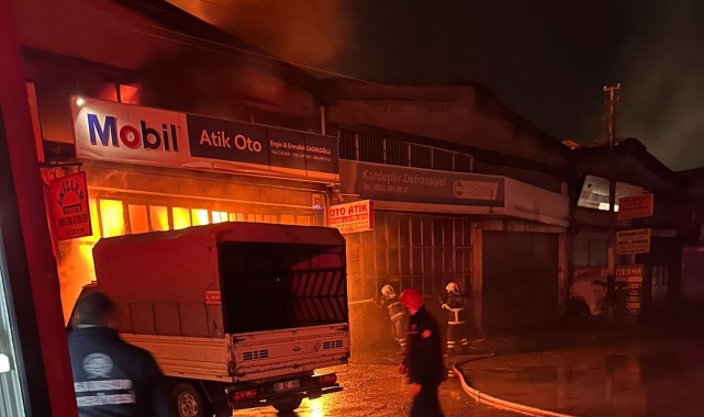 Samsun'da oto tamirci dükkanı alev alev yandı