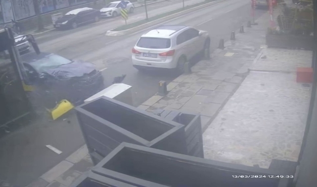 Sancaktepe'de otomobille otobüsün kafa kafaya çarpıştığı kaza kamerada