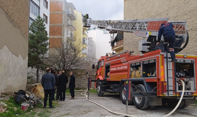 Sandıklı'da ev yangını, itfaiyenin alevlere müdahalesi sürüyor