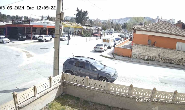 Seçim çalışması yaparken üzerine ağaç devrilen Saadet Partisi adayının bacağı kırıldı