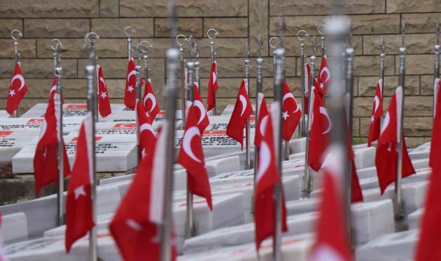 Şehit mezarlarını görenler duygusal anlar yaşadı