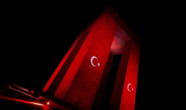 Şehitler Abidesi 18 Mart gününe özel ışıklandırıldı