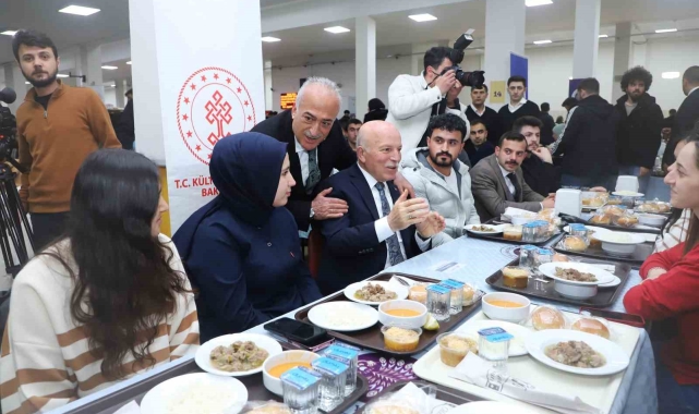 Şehrin yöneticileri, öğrencilerle iftar sofrasında buluştu