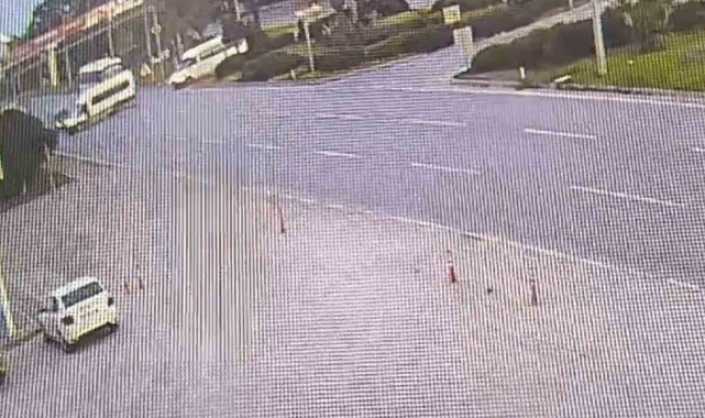 Servis minibüsü ile kamyonet çarpıştı: 8 yaralı