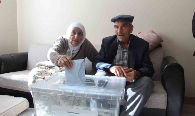 Seyyar sandık, evlerinden çıkamayan seçmenlerin ayağına gitti