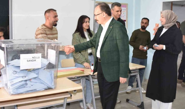 Siirt Valisi Dr. Kemal Kızılkaya, eşi ile birlikte oy kullandı