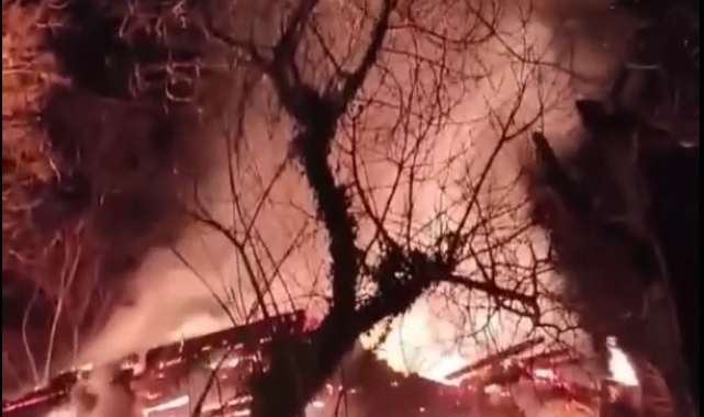 Sinop'ta 2 katlı ahşap ev alevlere teslim oldu