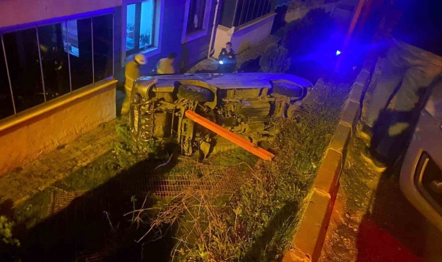 Sitenin bahçesine uçan araçtaki 3 kişi yaralandı