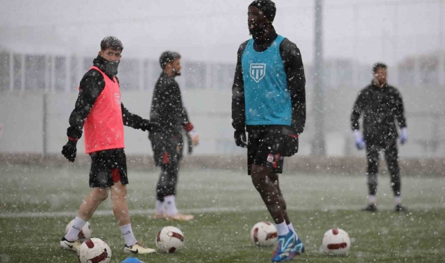 Sivasspor, kar altında çalıştı