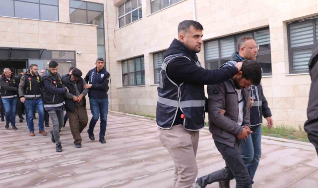Sosyal medya üzerinden sahte altınlarla 1 milyon 325 bin TL'lik vurgun yapan 19 kişi adliyeye sevk edildi