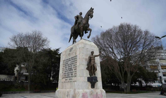 Sultan Abdülaziz'in emanetinin üzerine, İBB'nin korumaya aldığı İsmet İnönü heykeli dikildi
