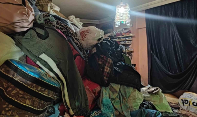 Sultangazi'de bir evden 7 kamyon çöp çıktı