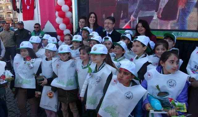 Tarım ve Orman Bakanı Yumaklı Çanakkale'de çocuklarla birlikte fidan dağıttı