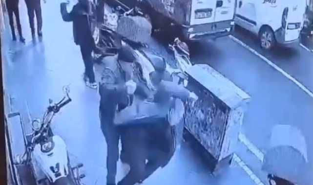 Tekirdağ'da korku dolu anlar, sokak ortasında husumetlisinin kafasına taşla vurdu