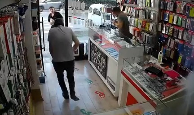 Telefondan çıkartılan batarya patladı, vatandaşlar büyük panik yaşadı