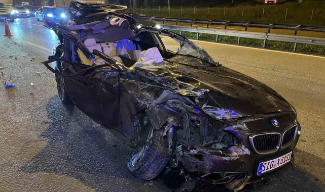TEM'de tıra çarpan otomobilin tavanı koptu: 1 ölü, 2 yaralı