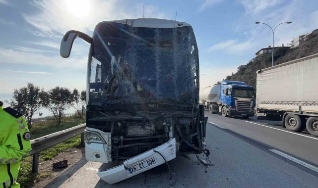 TEM'de yolcu otobüsü, tır ve hafif ticari araç çarpıştı : 1'i ağır 9 yaralı