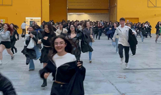 Teoman konserinde en önde olabilmek için birbirleriyle yarıştılar