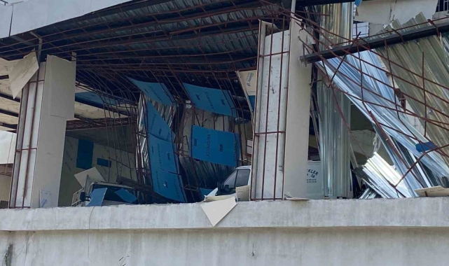 Tırın çarptığı otelin demir gölgeliği çöktü, 2 otomobil zarar gördü