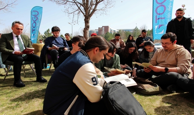 TOGÜ Rektörü Yılmaz, öğrencilerle kitap okudu