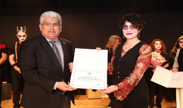 Trabzon Üniversitesi Sahne Sanatları Bölümü öğrencileri ilk oyunlarını sahneledi