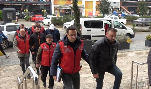 Trabzonspor-Fenerbahçe maçında sahaya girerek olaylara karışan 7 kişi adliyeye getirildi