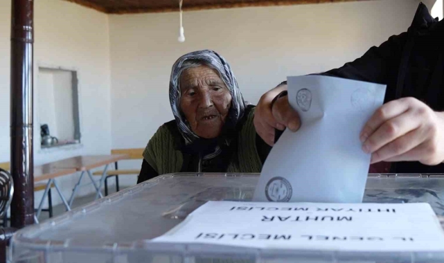 Türkiye'nin en yaşlı seçmeni 117 yaşındaki Arzu nine oyunu kullandı