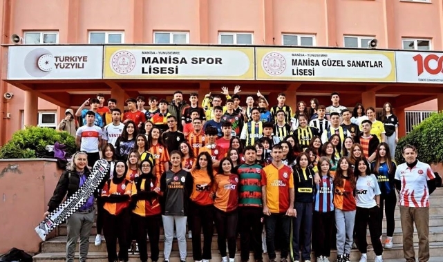 Tuttukları takımların formalarıyla okula geldiler