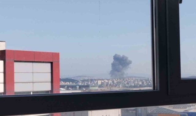 Tuzla'da Kocaeli sınırında bulunan bir fabrikada yangın çıktı. Olay yerine çok sayıda itfaiye ekibi sevk edildi.