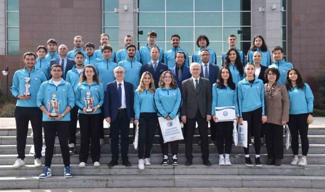 Üniversitelerarası Spor Müsabakaları'nda başarılı olan ESOGÜ sporcuları kupalarını Rektör Prof. Dr. Kamil Çolak'a sundu