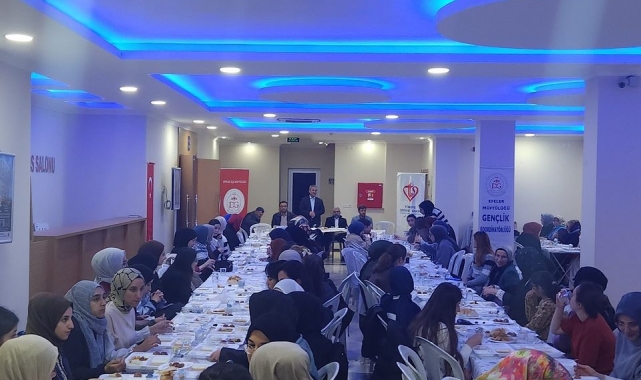 Üniversiteli gençler iftarda buluştu