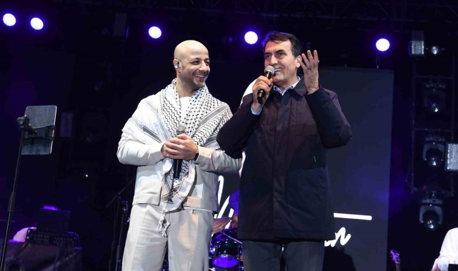 Ünlü şarkıcı MaherZain ilahilerini Osmangazi Meydanı'nda söyledi