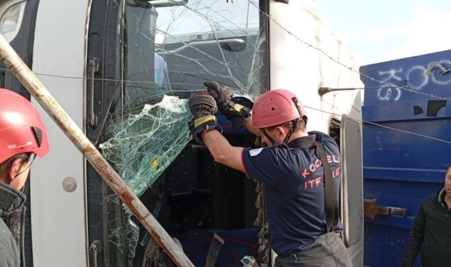 Virajı alamayan tır devrildi: 1 yaralı