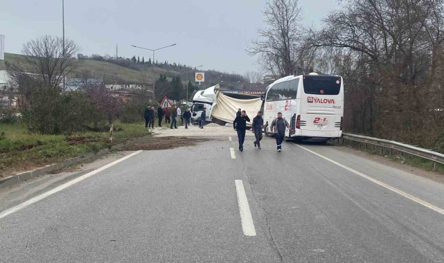 Yalova'da devrilen mıcır yüklü tıra otobüs çarptı