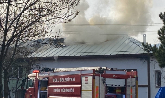 Yaşlı çiftin balkona koyduğu kömür kovası 3 evi yaktı