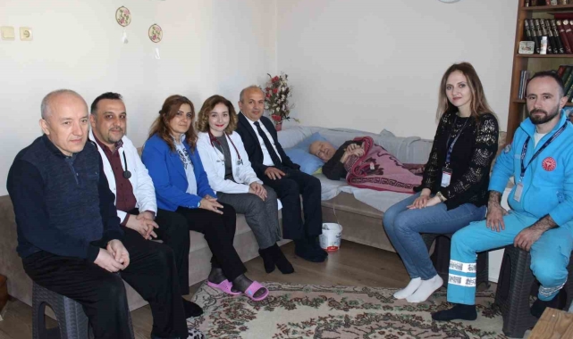 Yaşlıları evlerinde ziyaret ederek günlerini kutladılar
