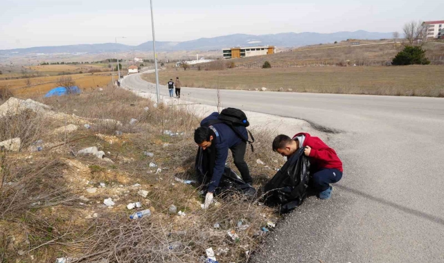 Yol kenarındaki atıklardan rahatsız olan iki öğrenci kolları sıvadı, 160 kilogram çöp topladı