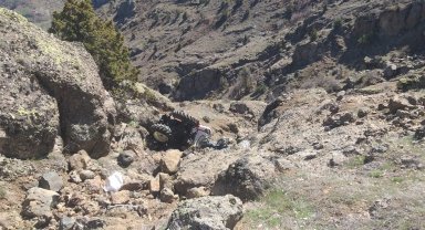 150 metrelik uçuruma yuvarlanan traktörden baba-oğul hafif yaralı kurtuldu