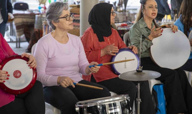 16 kişiden oluşan Kadın Ritim Grubu, Antika Pazarı'nda konser verdi