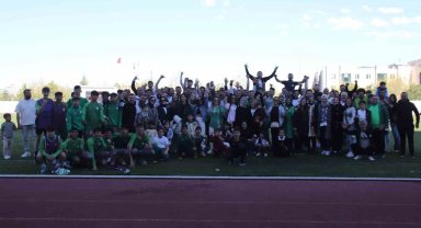 1922 Konyaspor ligde kalmayı oyun havası ile kutladı