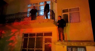 2. katta suçüstü yakalanan azılı hırsız, polis ekibiyle evde mahsur kaldı