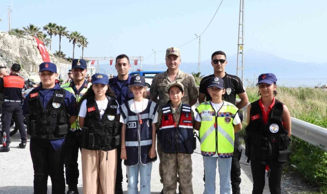23 Nisan'da çocuklar güvenlik kuvvetleriyle denetimde