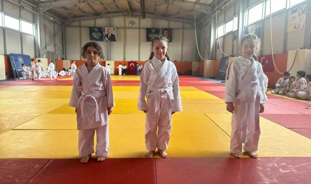 250 sporcu kuşak sınavında ter döktü
