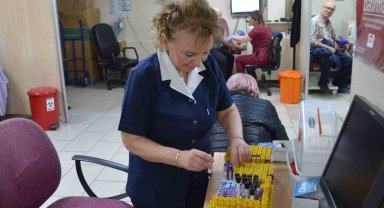 45 yıldır aynı hastanede şifa dağıtan hemşire emeki oldu