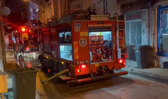 6 katlı binanın giriş katı alev alev yandı: 1 kişi dumandan etkilendi