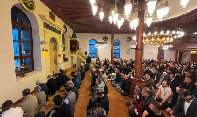692 yıllık ecdat yadigarı camide bayram namazı : Kılıçla hutbe geleneği yaşatıldı
