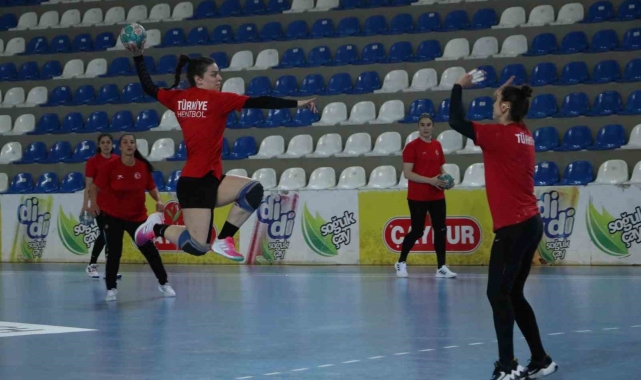 A Milli Kadın Hentbol Takımı, Rize'de oynayacağı Karadağ maçına hazırlanıyor