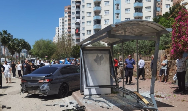 Adana'da lüks otomobil otobüs durağına çarptı: 7 yaralı